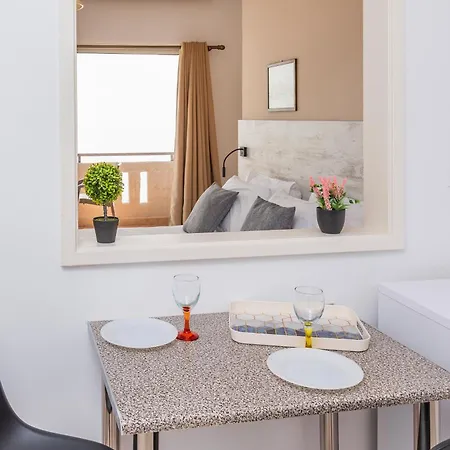 Silia Apartments1 アパート Ampavris